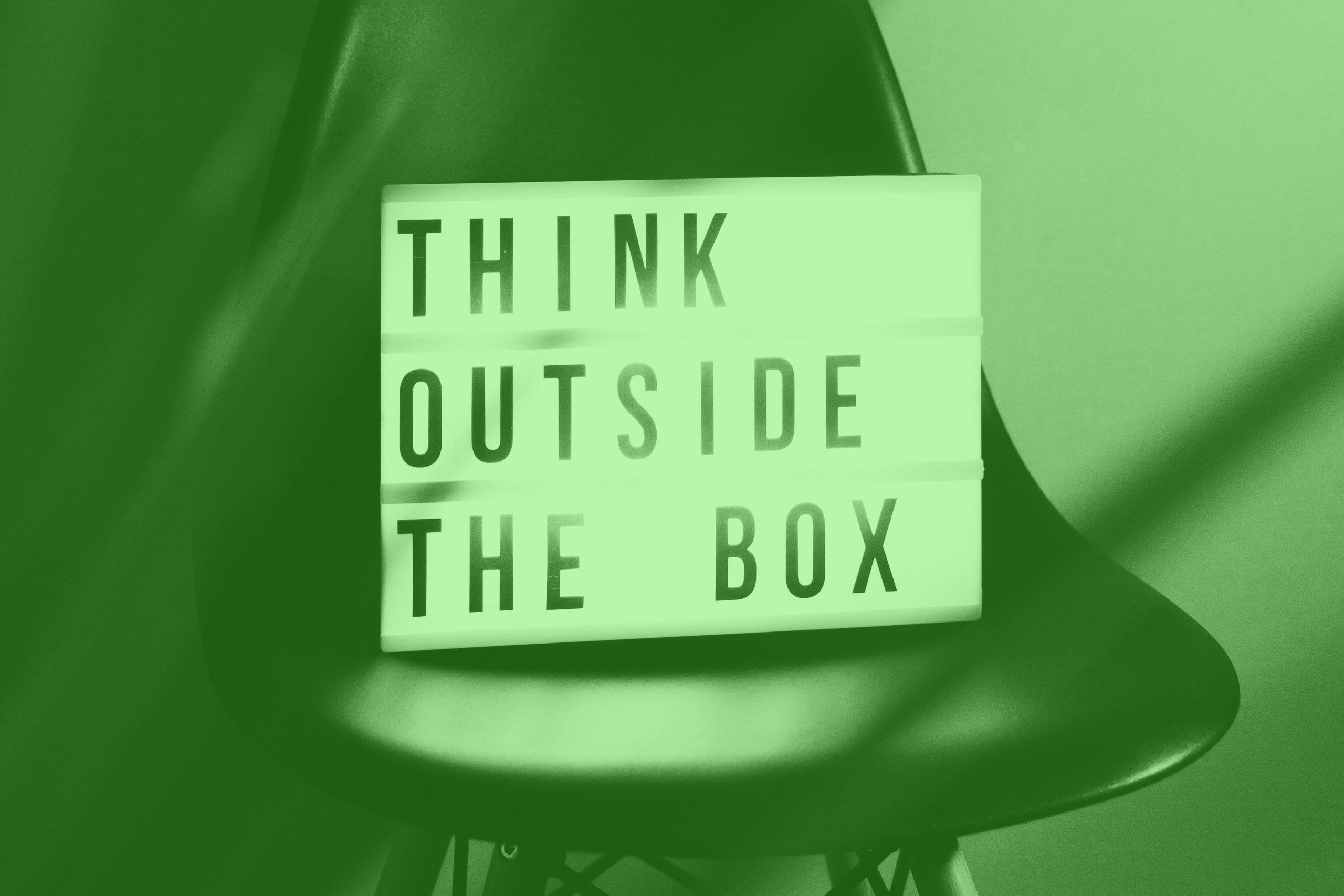 Dieses in Gruen getauchte Bild zeigt eine Leuchtbox Think outside the box, this picture bathed in green shows a light box Think outside the box