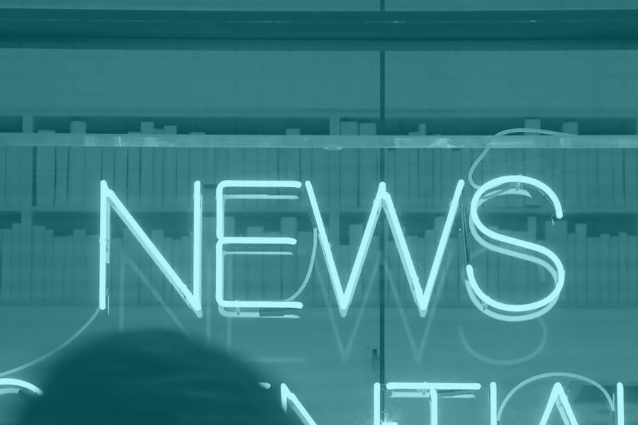 Das Bild zeigt den blauen Neon Schriftzug NEWS, the picture shows the blue neon lettering NEWS