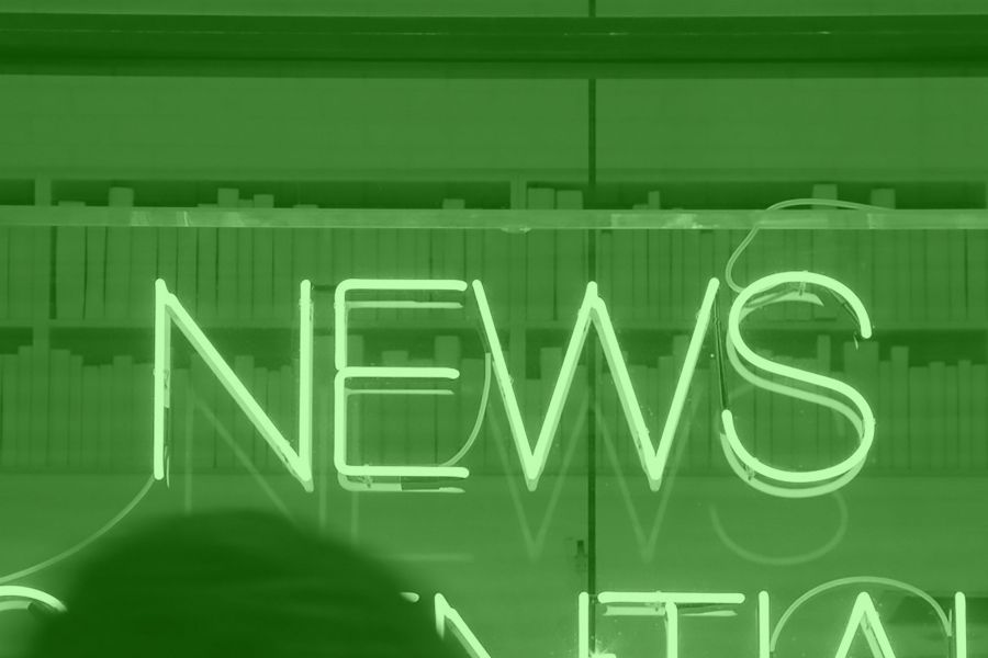 Das Bild zeigt den gruenen Neon Schriftzug NEWS, the picture shows the green neon lettering NEWS